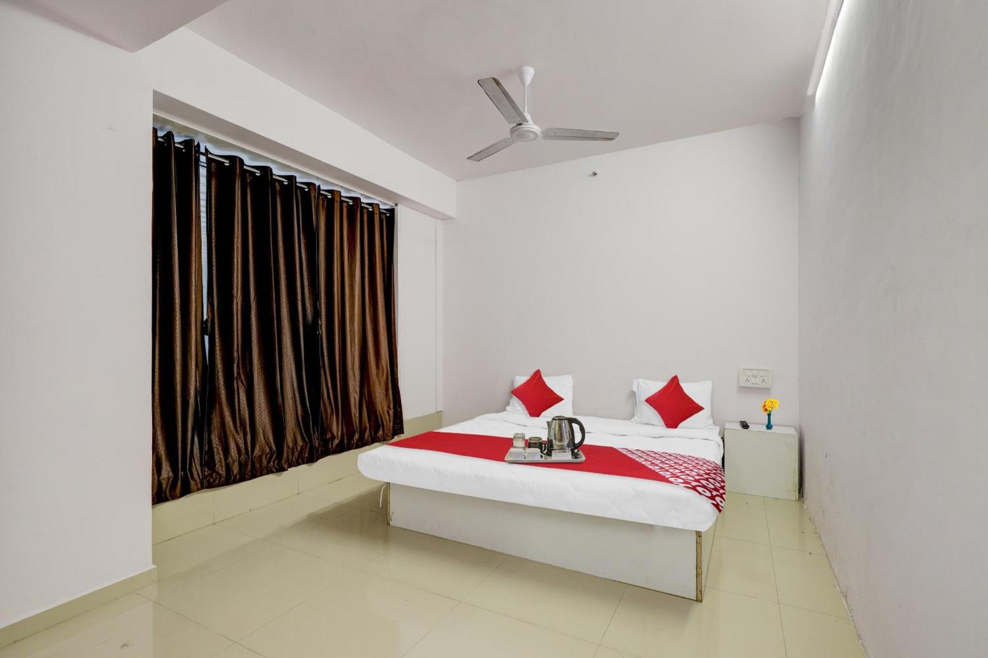Hotel O Cozy Rooms Surat Bagian luar foto