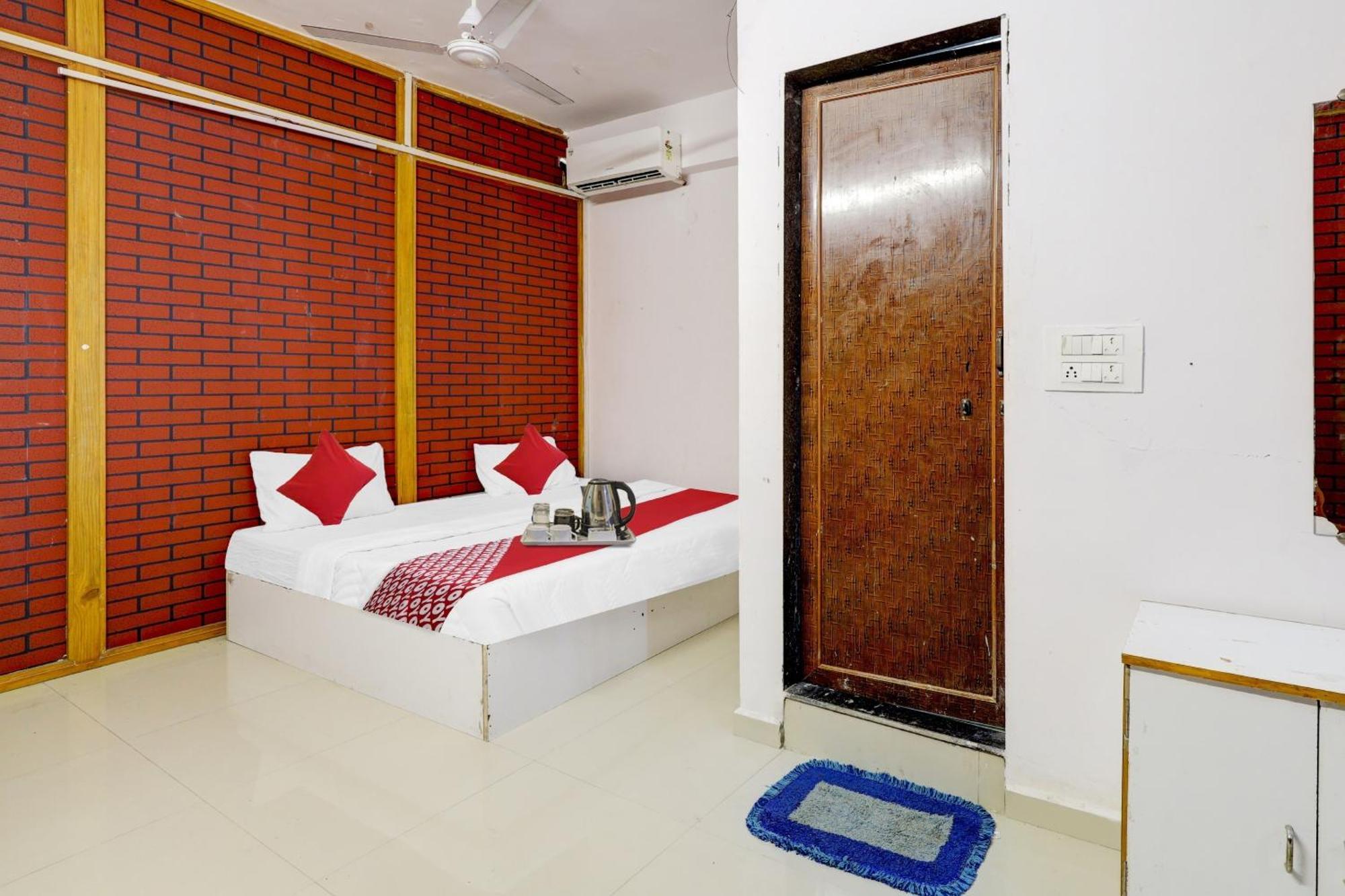 Hotel O Cozy Rooms Surat Bagian luar foto
