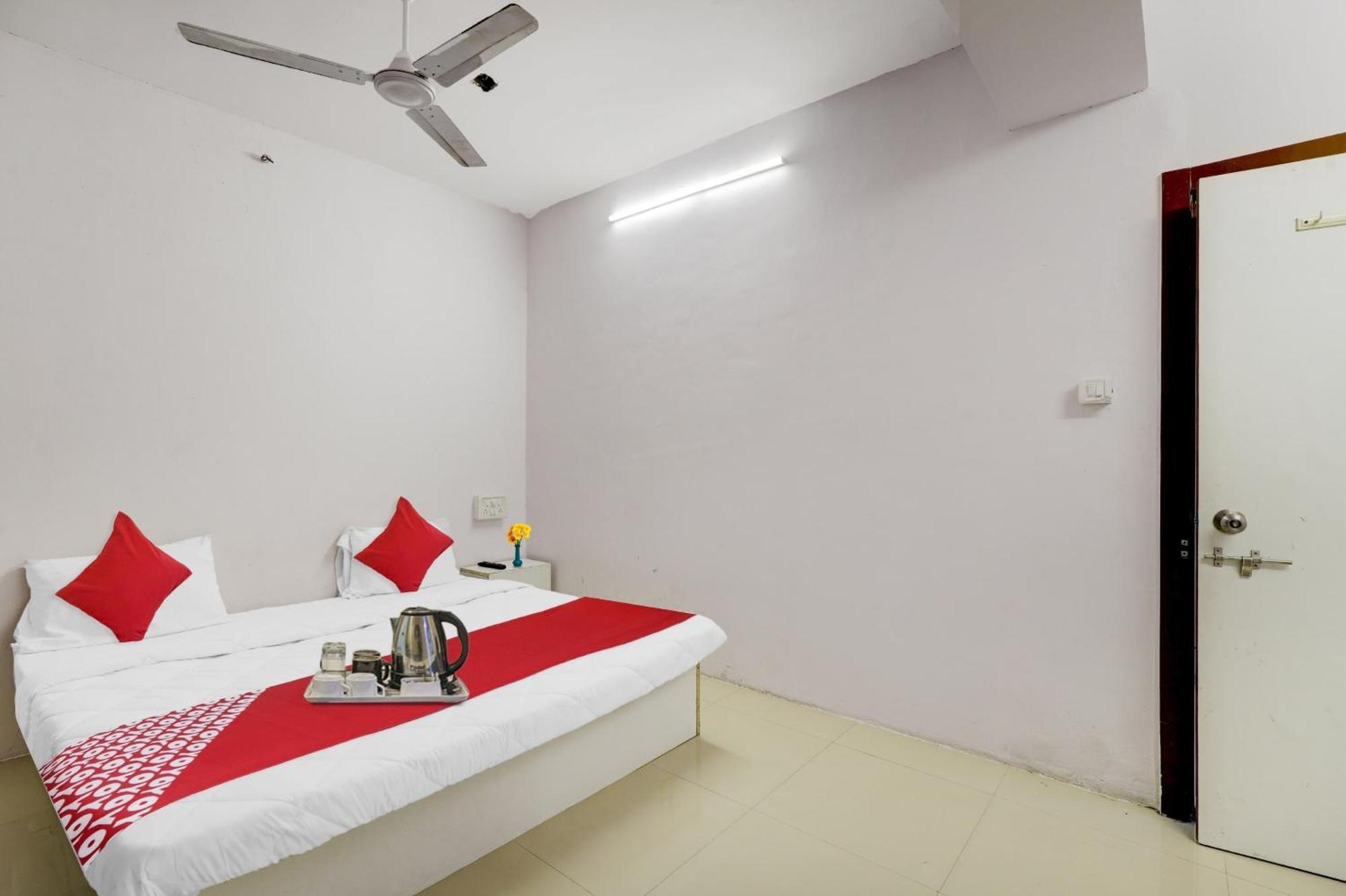 Hotel O Cozy Rooms Surat Bagian luar foto