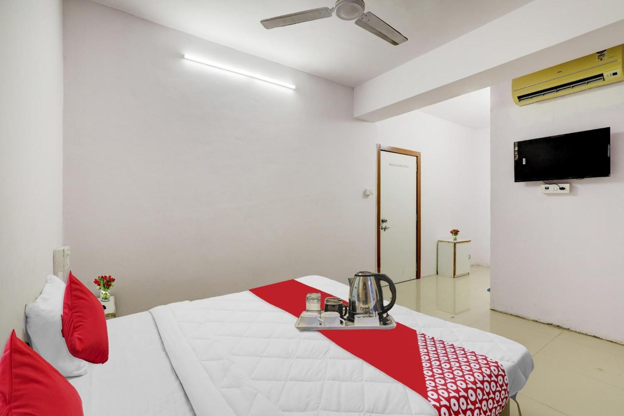 Hotel O Cozy Rooms Surat Bagian luar foto