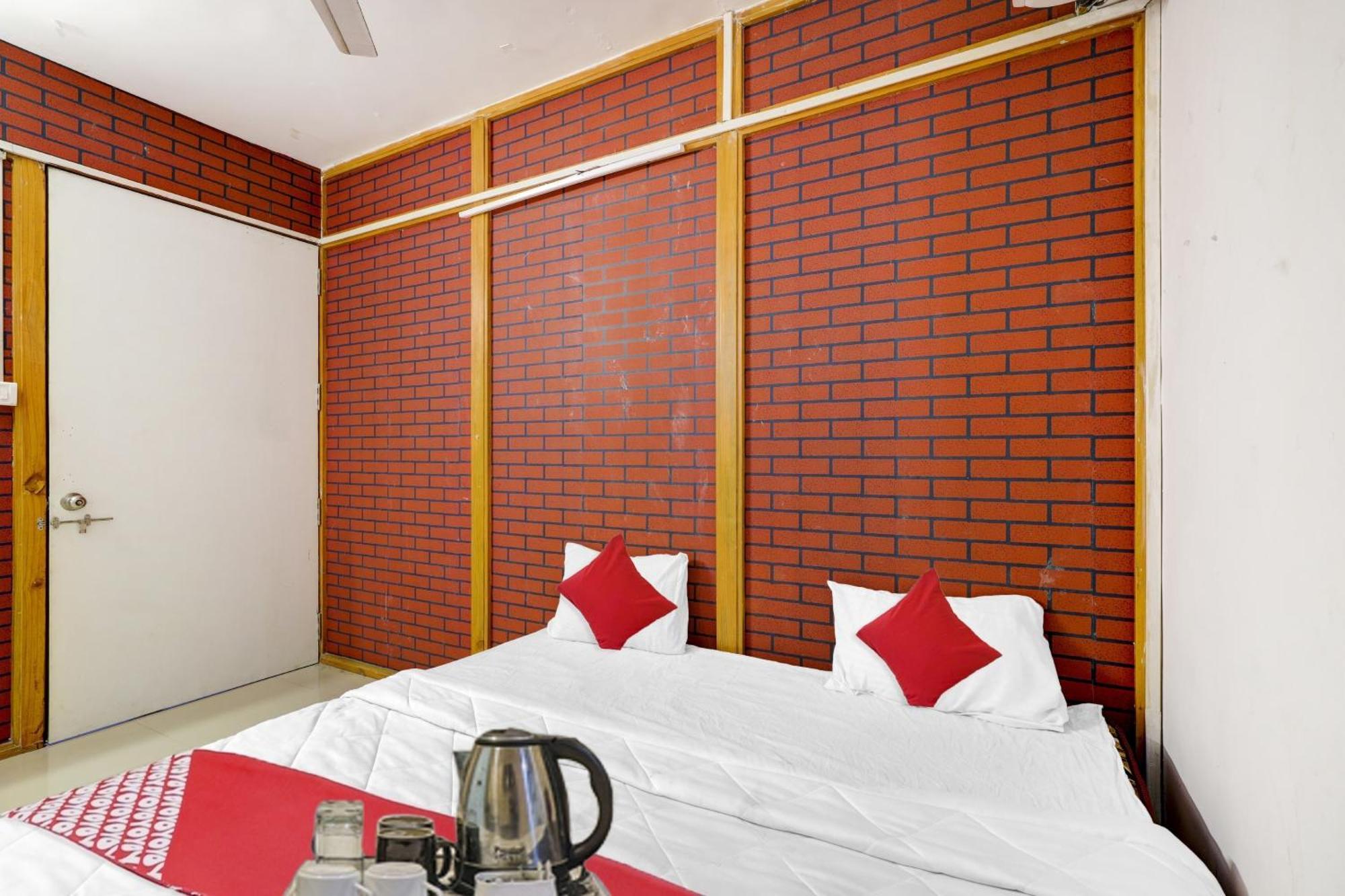 Hotel O Cozy Rooms Surat Bagian luar foto
