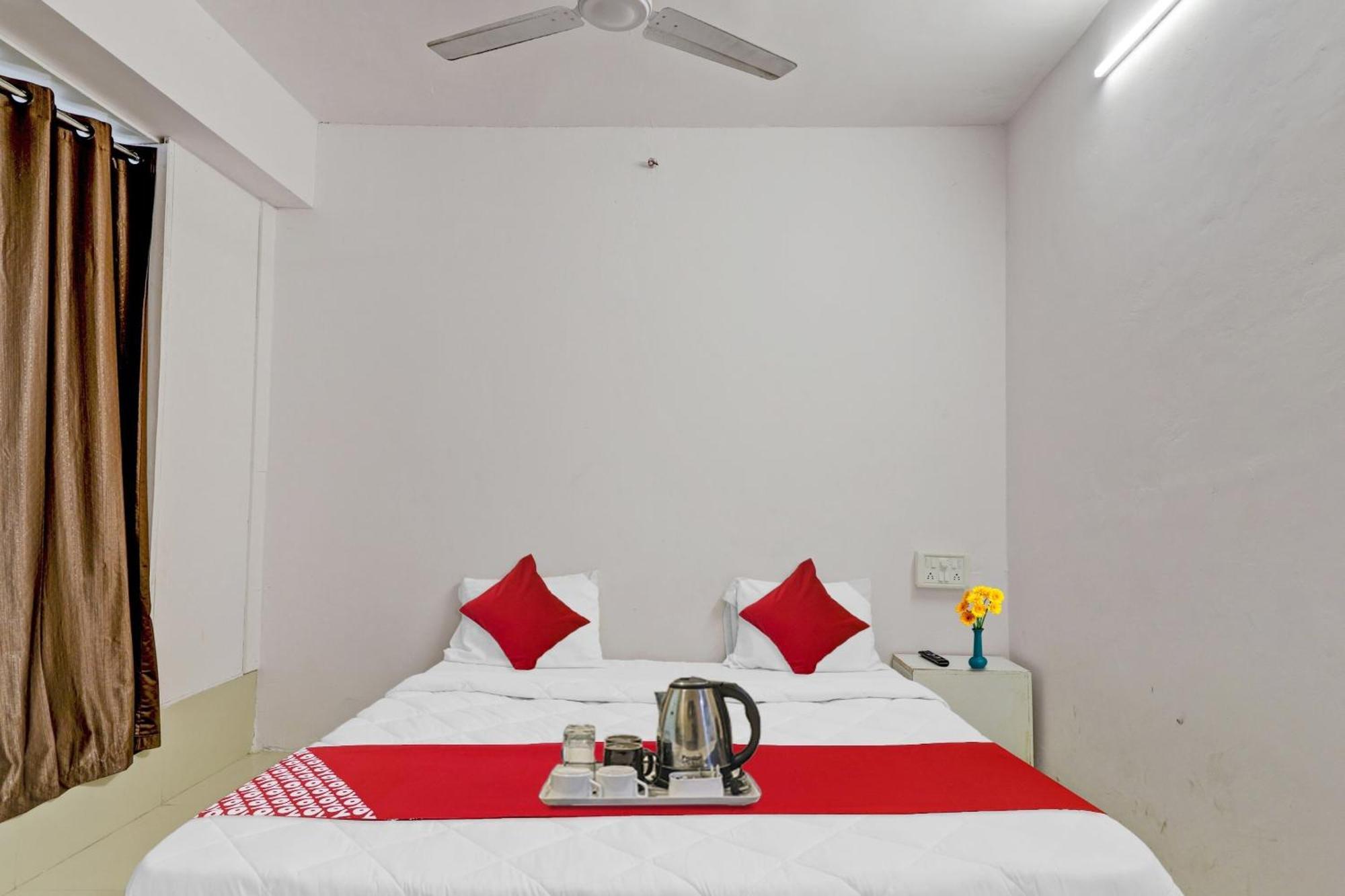 Hotel O Cozy Rooms Surat Bagian luar foto