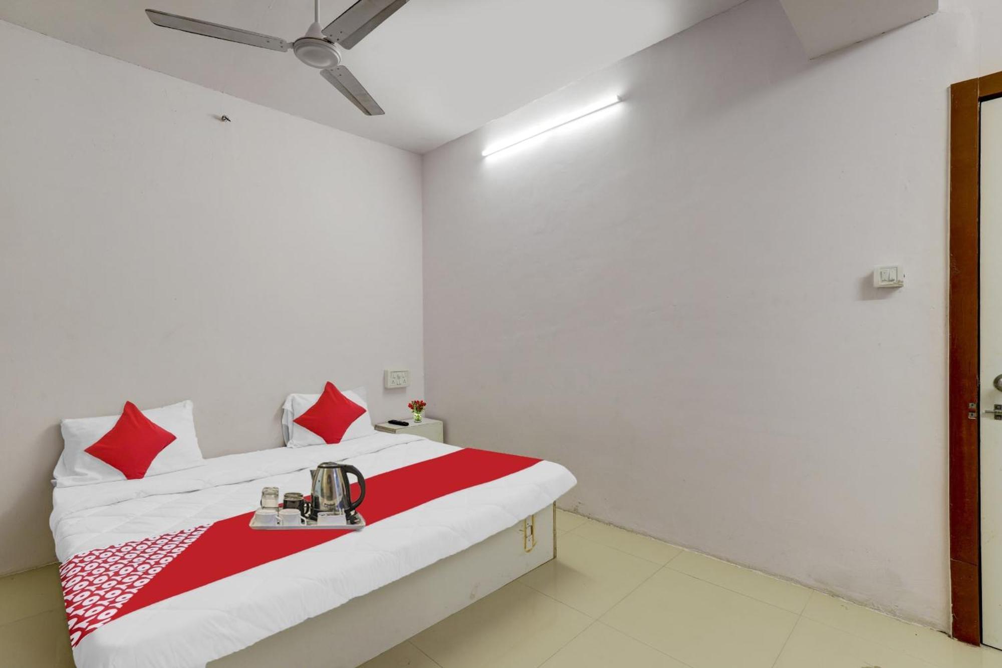 Hotel O Cozy Rooms Surat Bagian luar foto