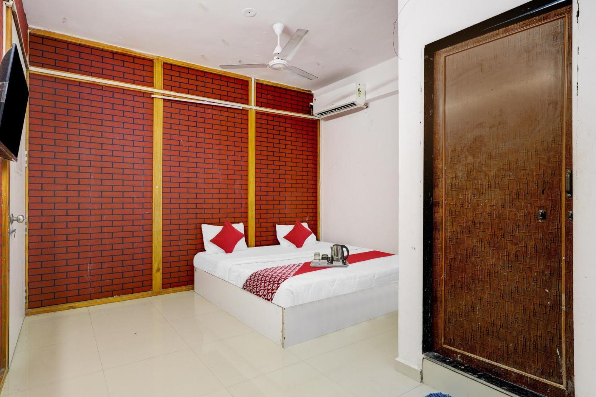 Hotel O Cozy Rooms Surat Bagian luar foto